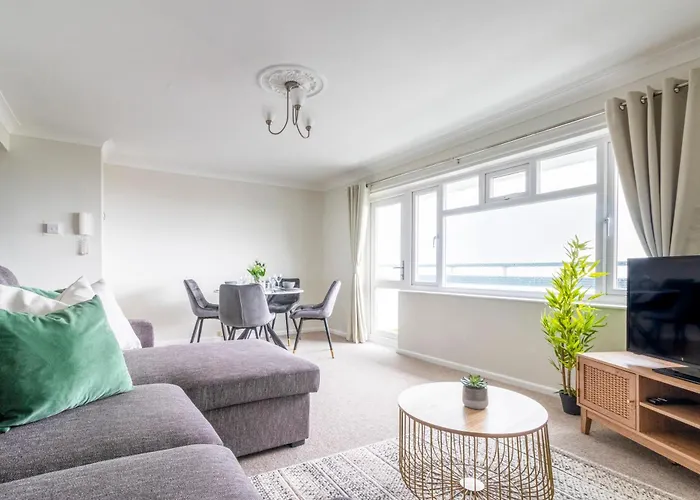 Breath Taking Sea View 2 Bedroom Sleeps 6- Parking